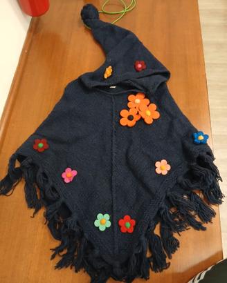 Poncho con cappuccio a punta e frange