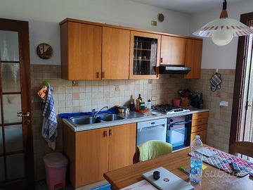 Cucina  e tavoli con 4 sedie 