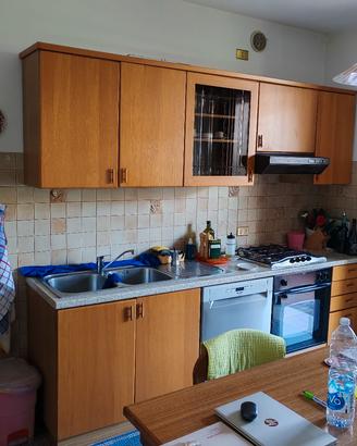 Cucina  e tavoli con 4 sedie 