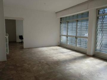 Immobile di 160 m² con 1 locale a Lucca