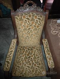 Poltrona antica in legno intagliato