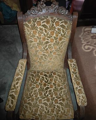Poltrona antica in legno intagliato