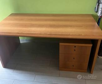Scrivania con cassettiera