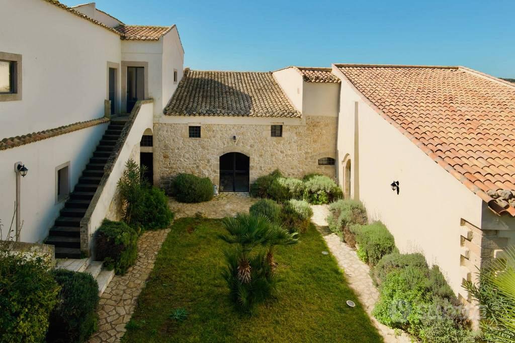 Rustico / Casale di 2300 m² con più di 5 locali a - Vista 4