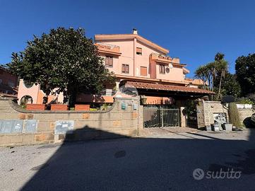 PORZIONE DI BIFAMILIARE A ROMA