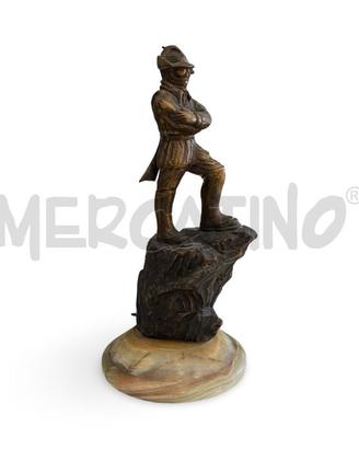 STATUA VINTAGE METALLO ALPINO CON FUCILE SU ROCCIA