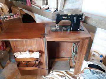 Macchina da cucire d'epoca