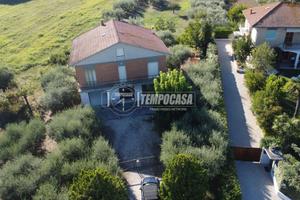 CASA SINGOLA ADATTA PER DUE FAMIGLIE CON TERRENO P