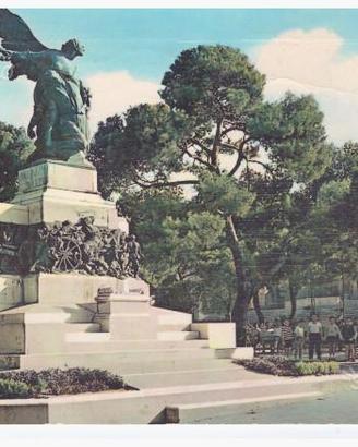 Cartolina di Molfetta - Villa Comunale e Monumento
