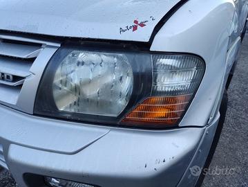 Proiettore sinistro MITSUBISHI PAJERO del 2000