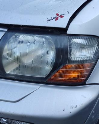 Proiettore sinistro MITSUBISHI PAJERO del 2000