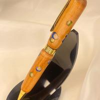 Penne fatte a mano in legno e resina.