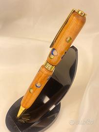 Penne fatte a mano in legno e resina.