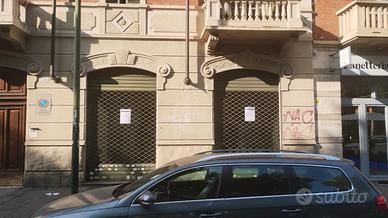 Negozio con due vetrine