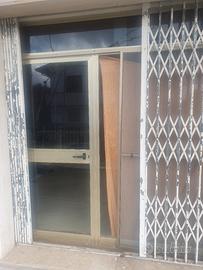 2 cancelli scorrevole zincato e due vetrine 