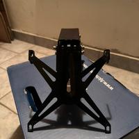 Porta targa regolabile