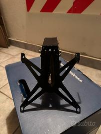 Porta targa regolabile