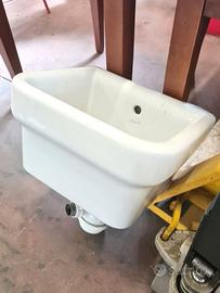 lavatoio in ceramica da bagno usato