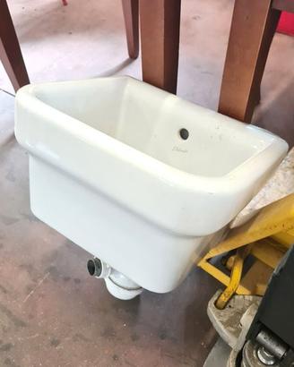 lavatoio in ceramica da bagno usato
