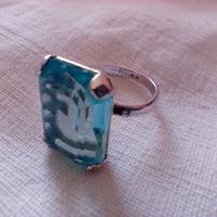 Anello con topazio e gemma