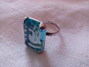 Anello con topazio e gemma