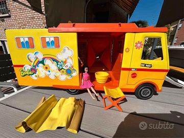 Roulotte di Barbie con vestitini
