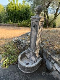 Fontana in pietra.