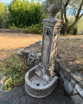 Fontana in pietra.
