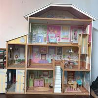 Casa di Barbie in legno - grande ed arredata