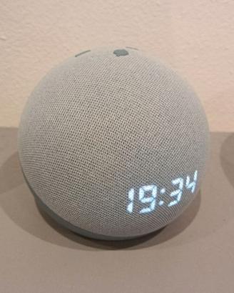 Echo Dot 4a generazione con orologio e Alexa