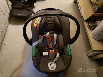 Ovetto cybex completo di adattatori e base isofix