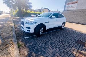 Jaguar F-Pace 4x4 con gancio traino