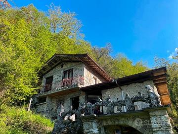 Cascina con terreno e bosco di proprietà