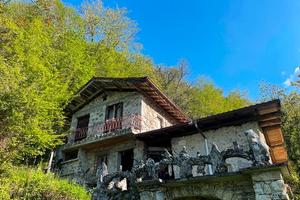 Cascina con terreno e bosco di proprietà