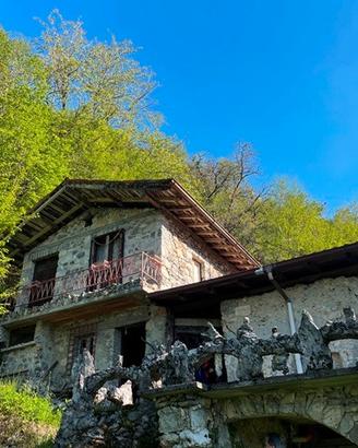 Cascina con terreno e bosco di proprietà