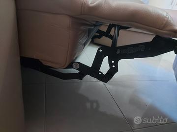 Divano con un lato reclinabile