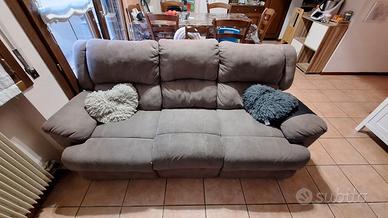 Divano tre posti con due recliner manuali