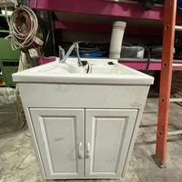 LAVATOIO IN PLASTICA BIANCO CON RUBINETTO € 70