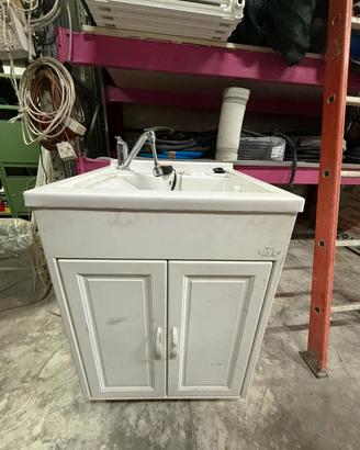 LAVATOIO IN PLASTICA BIANCO CON RUBINETTO € 70