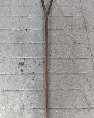 Antico rastrello in legno fatto a mano