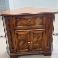 Angoliera in legno
