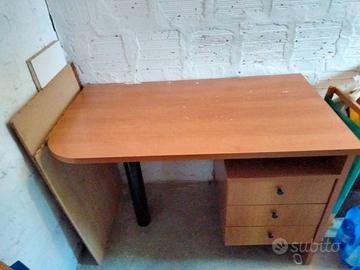 Scrivania in legno