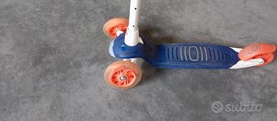 Monopattino a tre ruote 