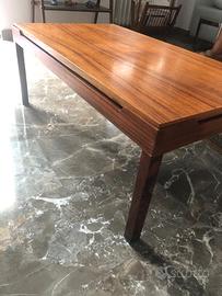 Tavolino in legno poco usato. Condizioni ideali.