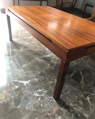 Tavolino in legno poco usato. Condizioni ideali.