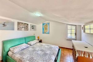 Esclusiva villa con 7.400 mq di terreno, dependanc