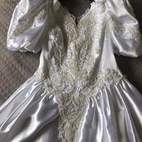 Abito da sposa bianco con strascico, velo e guanti