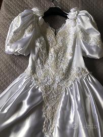 Abito da sposa bianco con strascico, velo e guanti