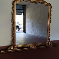 Specchio con cornice lavorata in legno