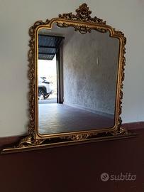 Specchio con cornice lavorata in legno